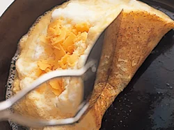 まわりが固まって片面に焼き色がついたら、軽く折るだけでいい