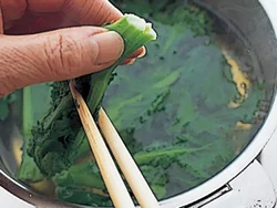 青菜と同様、たっぷりの熱湯でゆでます。歯ごたえを残したいので、ゆですぎには注意。指で軽くつまんでゆで加減をチェックし、好みのかたさに。