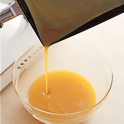 卵を薄く焼くには、よく熱した卵焼き器に、卵液を多めに流し入れ、手前の角から余分を流し出すとよい。