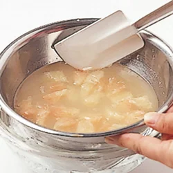 そのまま型に入れると果肉が沈んでしまうので、一度氷水で冷やしてとろみをつける。