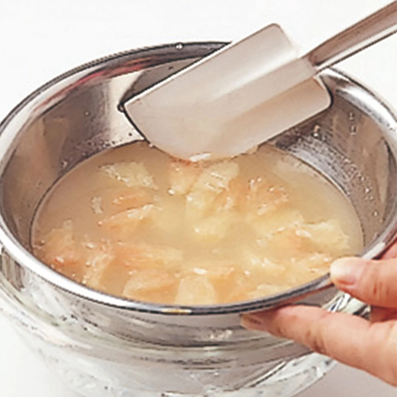 そのまま型に入れると果肉が沈んでしまうので、一度氷水で冷やしてとろみをつける。