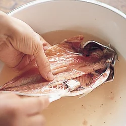 干もの専用にした歯ブラシでゴシゴシ洗うと、簡単にきれいになります。