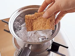 厚揚げは小鍋で沸かした湯でさっとゆでて、余分な油を落とす。