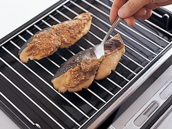 みそだれはスプーンの背などを使って、均一にぬる。