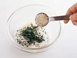 パセリを加えることで彩りをよくする。また、パン粉に粉チーズを混ぜて風味をつける。