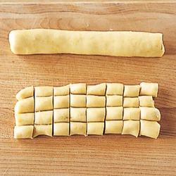 生地は半分にしていって8つの棒状を作り、各8つに切って64個に。