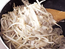 ひき肉やもやしを牛乳で煮たら、水っぽくならないように、多めの水溶き片栗粉でしっかりとろみをつける。