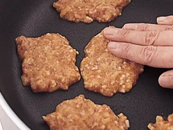 ひき肉に卵や塩などを加えてよく混ぜ、フライパンに小判形に薄く広げてから、火にかけて焼く。