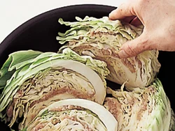 キャベツが煮くずれしないように、すき間なく入る鍋で蒸し煮にする。