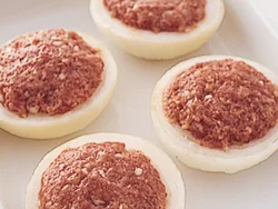 玉ねぎの厚みを半分にし、中央部分はみじん切りにしてひき肉に混ぜ、玉ねぎの輪の中にこんもりと詰める。
