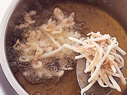 ころもは薄めにつけ、高温の油にかき揚げのたねを入れて短時間で揚げると、カリッと仕上がる。
