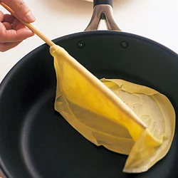 菜箸を入れて裏返す