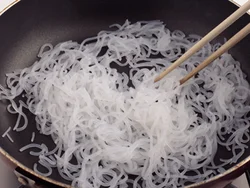 しらたきは油をひかずにからいりして水分をとばすと、味がしみやすくなる。