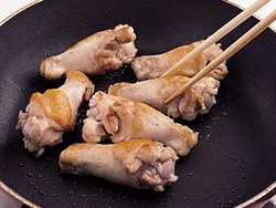 手羽元は、初めにフライパンでこんがり焼き色をつける。こうばしくなり、うまみも閉じ込める。