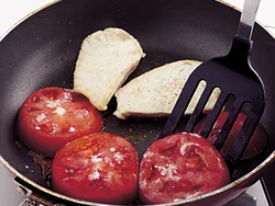フライパンにかじきを入れ、あいたところにトマトを並べて焼く。小麦粉を薄くまぶすと、とろみがついておいしい。