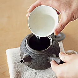 新茶をいれる湯は80℃くらいがいい。熱湯を容器に2回移し替える。