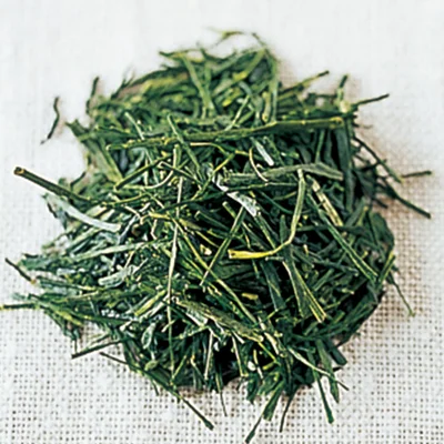 新茶の葉は緑色が鮮やかで、葉がしっかりしているのが特長。