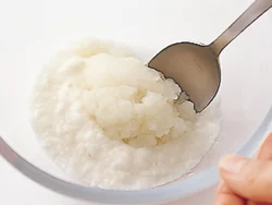 大根の水けをきってから長いもを加え、全体になじむようによく合わせる。