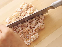 軟骨は粗みじん切りにすると、食べやすい口当たりに。