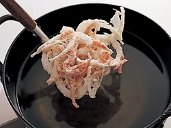 玉じゃくしにのせて形を整えてから揚げれば、バラバラになりにくい。