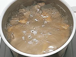 モツはしょうがの皮と一緒にさらにゆでて臭みを取る。