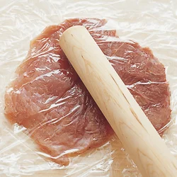 肉は薄くのばしてやわらか歯ごたえに