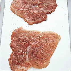 ウィーン風カツレツは、ソースをかけずにそのまま食べるので、下味はしっかりめにし、ハーブも使って風味をよくする。
