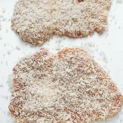 パン粉は薄くつけると肉のうまみが引き立つ