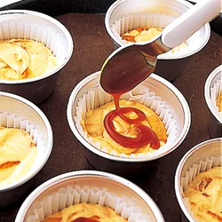 型に入れた生地に、さらに上からソースをかけて、濃厚な風味に。