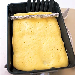 生地が焼けたら棒状にしたアルミホイルを奥に置き、奥から巻いていく。