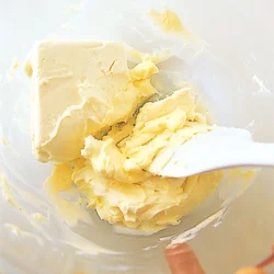 バターとクリームチーズは、よく練り混ぜてクリーム状にする。