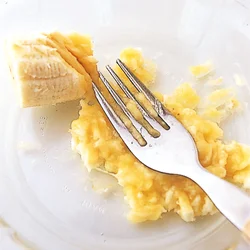 バナナは生地に弾力を出すために加える。ほんのりバナナ風味も。