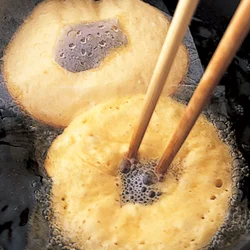 揚げていると穴がとじてくるので、菜箸でぐるぐるしながら穴を広げる。