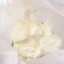 ヨーグルトは軽く水きりしながら、冷蔵庫で冷やしておく。