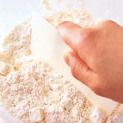 生地は粘りが出ないように、カードで切るように混ぜる。