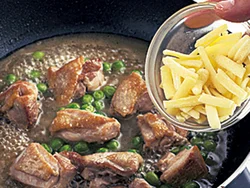 溶けるチーズを加えると、長く煮込まなくても濃厚な風味がつく。