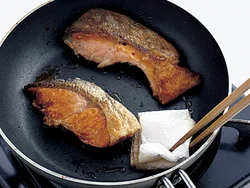 鮭を焼いたあとに出る脂は生臭いため、ペーパータオルでしっかりふき取ってから、味をつける。