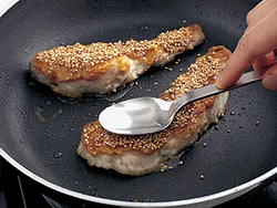 ごまは落ちやすいので、スプーンの背で軽く押しつけ、みそに埋め込むようにする。