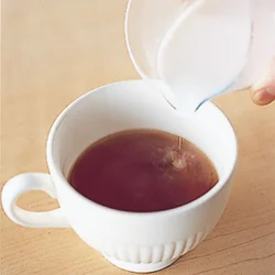 牛乳は湯と同量入れるため、しっかり温めたものを注ぎ入れる。