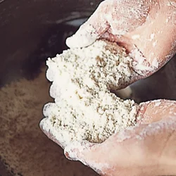 バターと粉がなじむまで、指でバターをつぶしながら粉と混ぜる。
