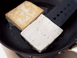豆腐は表面の水をふき取ってじっくり焼き、焼き色がついたら上下を返す。