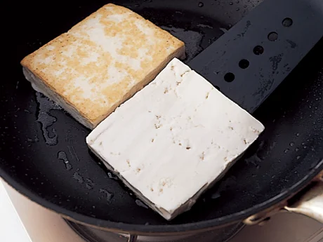 豆腐は表面の水をふき取ってじっくり焼き、焼き色がついたら上下を返す。