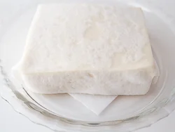 絹ごし豆腐はくずれやすいので、電子レンジで加熱して、水きりをしてから切ると扱いやすい。