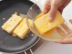 豆腐を卵液にくぐらせて焼くと、卵のやさしい甘みと焼いたこうばしさが加わって、ボリューム感が出る。