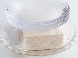 豆腐はペーパータオルに包んで、何枚か重ねた皿などでおもしをして、しっかり水きりをする。
