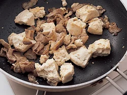 豆腐は表面に少し焼き色がつくまで、炒めてから野菜を加えると、豆腐が弾力のある食感になる。
