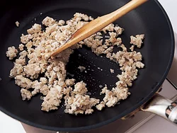 豆腐はぽろぽろになるまで炒めると、ひき肉のような食感になる。