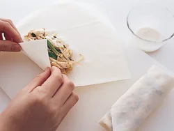 春巻きの皮に豆腐と野菜をのせて包む。すぐに湿ってしまうので、包み終わったらなるべく早く揚げ始めて。