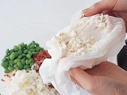 豆腐はペーパータオルで包んで、ギュッと水を絞ってから加えると水っぽくならない。