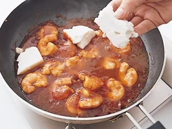 豆腐は水きりしないでOK。大きくちぎりながら加えて。チリソースの辛みが豆腐によってマイルドになる。
